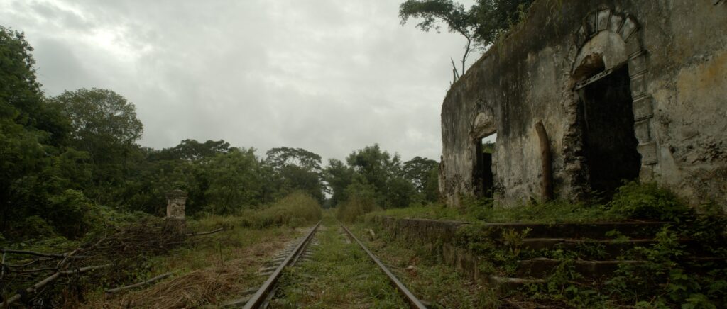 Ambulante Presenta- El tren y la península