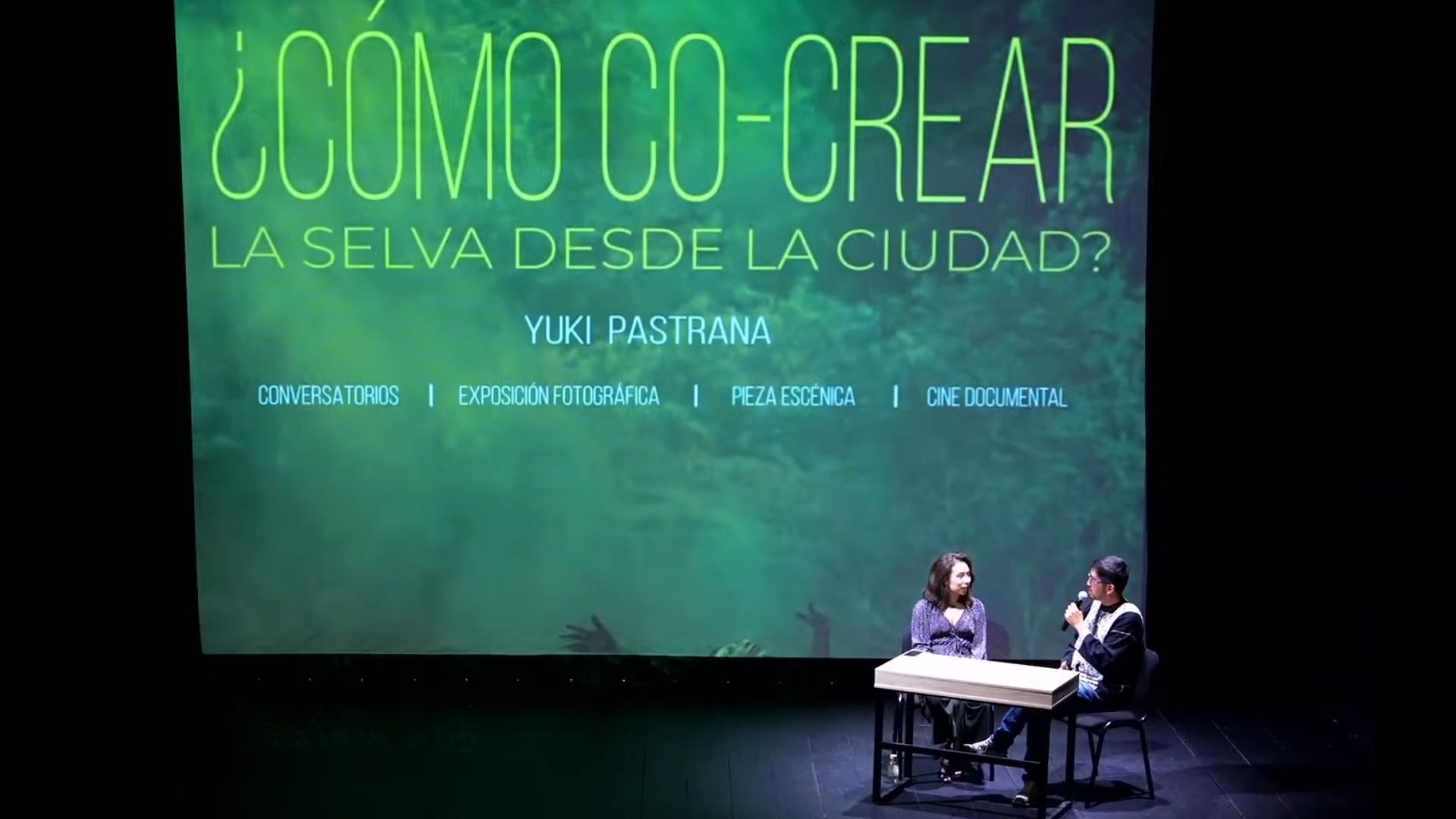 Conversatorio donde aparecen Yuki Pastrana y Samuel Argüello